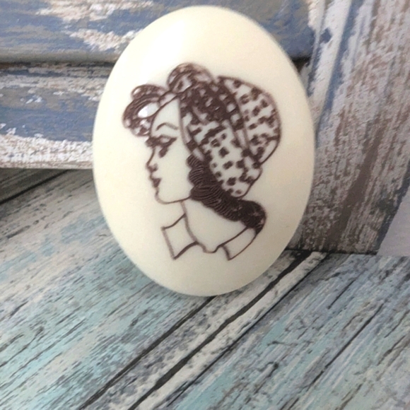 Vintage "Scrimshaw" Cream and Brown Cameo Brooch - Picture 6 of 6